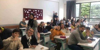 Bu okulda veliler çocuklarıyla sınava girdi...