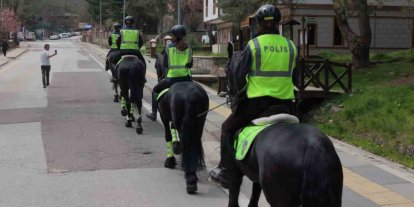 Atlı Polis ekiplerine Kızılcahamam’da yoğun ilgi