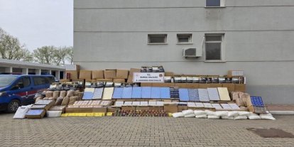 Bursa’da kaçak tütün baskını: Depo ve araçlardan servet çıktı
