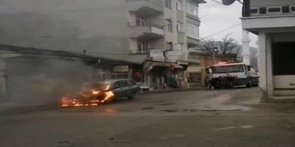 Seyir halindeki otomobil alev alev yandı