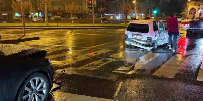 Alkollü sürücü kırmızı ışıkta bekleyen otomobile çarptı: 1 yaralı