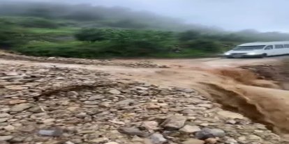 Hatay’da heyelan yaşanan yol ulaşıma kapandı