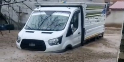Tatvan’da sel felaketi: Araçlar ve hayvanlar mahsur kaldı