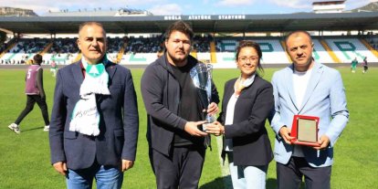 Muğlaspor Masa Tenisi Takımı şampiyonluk kupasını kaldırdı