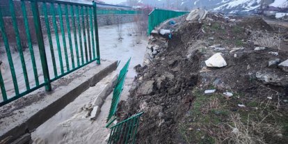 Yüksekova’da istinat duvarı çöktü