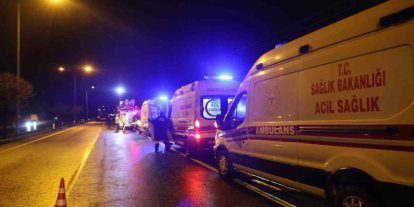 Kazada yaralanan kardeşi ile aynı ambulansa binmek isteyen yaralı ekiplere zor anlar yaşattı