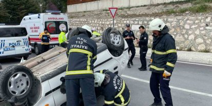 Takla atan otomobildeki 2 kişi yaralandı