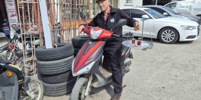 Eskişehir’de 44 senedir çaycı olan esnafın ilginç çalışma yöntemi