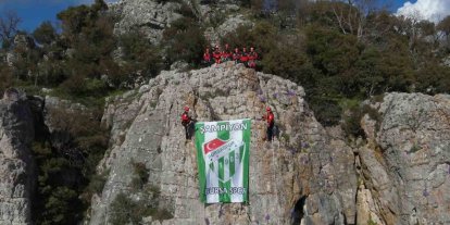 Kurtarma ekipleri, Bursaspor bayrağını zirvede dalgalandırdı