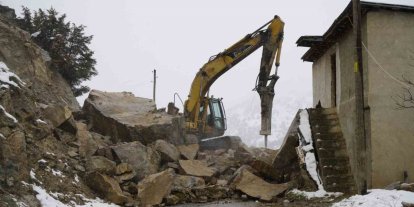 Gümüşhane’de dağdan kopan dev kayalar ahıra düştü, 3 ev boşaltıldı