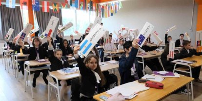 Türk ve Rus öğrenciler aynı masada