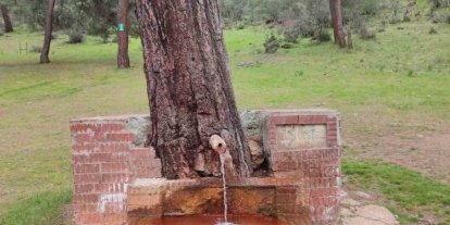 Çeşmeden maden suyu içmek isteyen vatandaşlar Laçin’e geliyor