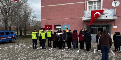 Okullarda öğrenciler Türk Bayrağı ile karşılandı