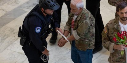 ABD Kongresinde İran savaşını protesto eden gazilere gözaltı