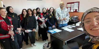 Sinop’ta öğrencilerden öğretmenlere çiçek