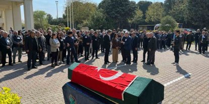 Akademisyen Doğan Yavaş, fakültesi önünden dualarla uğurlandı