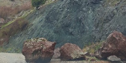 Sincik’te kuvvetli yağış sonrası köy yoluna kaya düştü