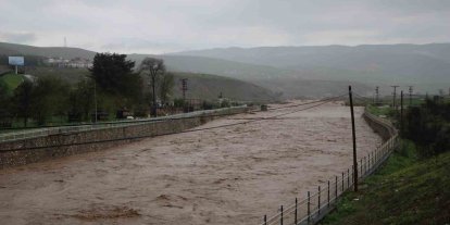 Siirt’te sel bilançosu: 200 dekarlık alanda toprak kayması yaşandı, 400 e yakın hayvan telef oldu