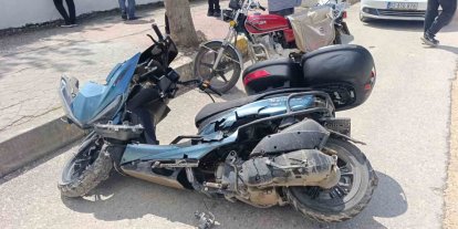 Otomobille çarpışan motosiklet sürücüsü ağır yaralandı