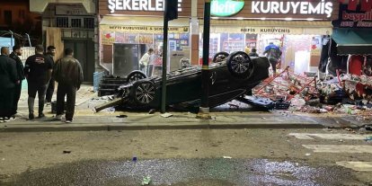 Kontrolden çıkan otomobil 2 iş yerine çarparak devrildi