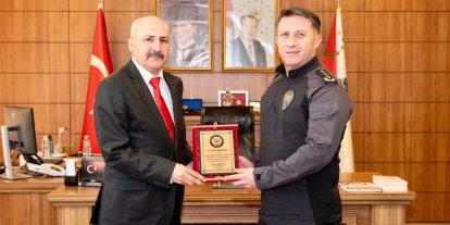 Emekliye ayrılan komisere plaket takdim edildi