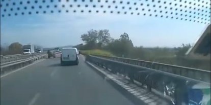 Ters yönden gelen at arabası trafiği tehlikeye attı