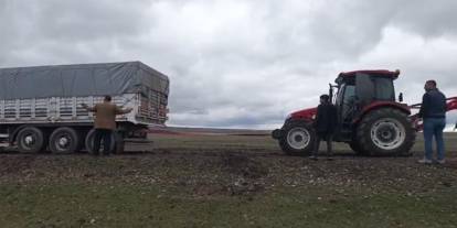 Kars'ta yem ve gübre yüklü tır köy yolunda mahsur kaldı