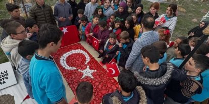 Şehit Mete Okur adını taşıyan okulun öğrencileri tarafından mezarı başında anıldı