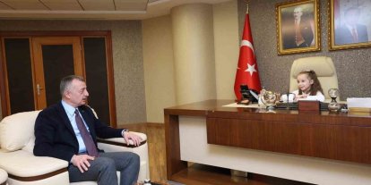 Koltuğu devralan minik başkan ilk talimatlarını verdi