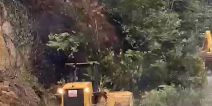 Rize’de heyelanı temizleyen iş makinesi 2. heyelandan son anda kurtuldu
