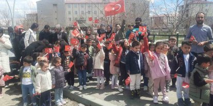 Eleşkirt’te çocuklar ilk bayramlarını aileleriyle okulda kutladılar