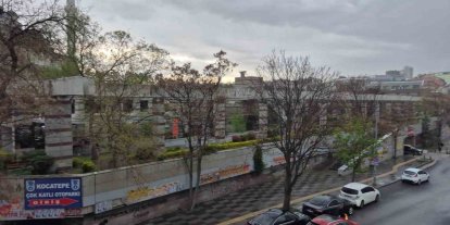 Başkent’te aniden başlayan fırtına vatandaşlara zor anlar yaşattı