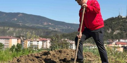 Başkan Çetinkaya bademin karşılığını emeğiyle ödedi