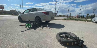 Otomobille çarpışan elektrikli bisiklet ikiye bölündü: 1 yaralı