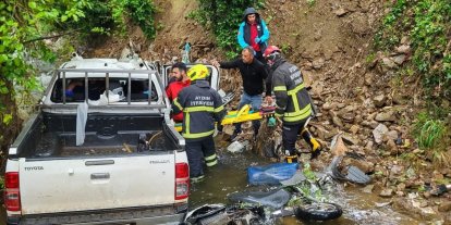 Kamyonet dere yatağına düştü: 2 yaralı