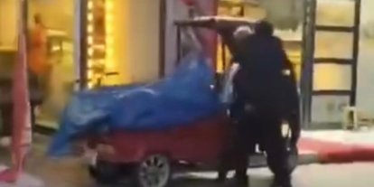 Diyarbakır’da çevredekileri rahatsız eden şahıs kamerada