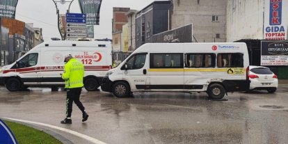 Kamyon ile servis minibüsü çarpıştı 4 kişi yaralandı