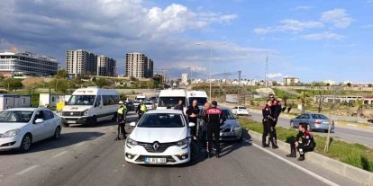 Minibüs ile iki otomobil çarpıştı: 1 yaralı