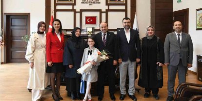 Rektör Çakmak’tan 23 Nisan jesti: Koltuk Asya Mina’ya emanet