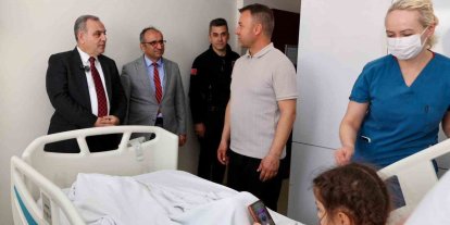 Rektör Prof. Dr. Altun’dan tedavi gören çocuklara 23 Nisan ziyareti