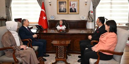 Manisa’da Valilik makamı minik Mehlika’ya emanet