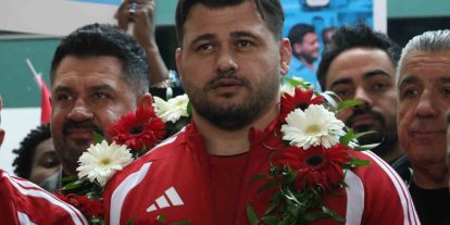 Rıza Kayaalp ve Güreş Milli Takımı yurda döndü