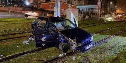 Tramvay yoluna giren otomobil direğe çarparak durabildi: 1 yaralı