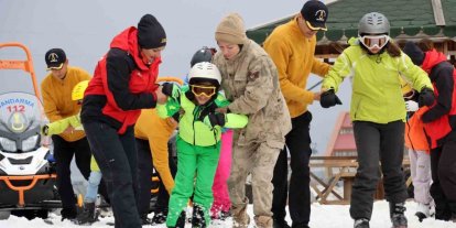 Palandöken’de sevgiye uzanan jandarma eli