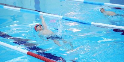 Osmangazi Yüzme Şenliği’nde kazananlar kupalarını aldı