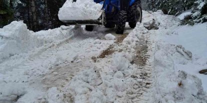 Bolu’da karla kaplanan yayla yollarını köylüler açtı