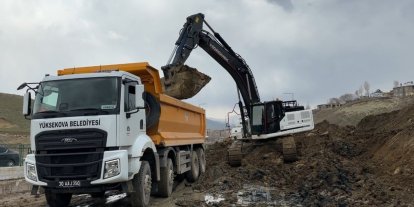 Yüksekova’da heyelan nedeniyle tek şeridi 19 gündür kapalı olan yol temizleniyor