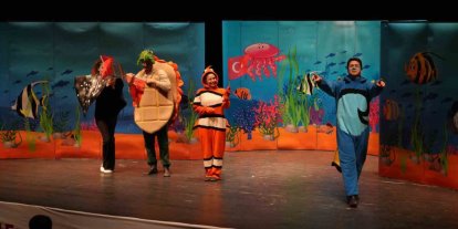 Çocuklar tiyatro oyununda kahkahalara boğuldu