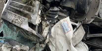 Yoldan çıkan tır hurdaya döndü: 1 yaralı