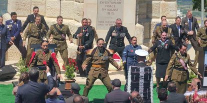 Yeni Zelanda askerleri, atalarını ’haka’ dansıyla andı